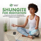 Cubo Shungite World junto a dispositivos para protección cercana.