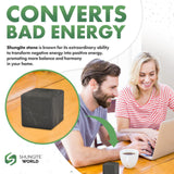 Cubo Shungite World junto a dispositivos ofrece protección energética en casa/oficina.