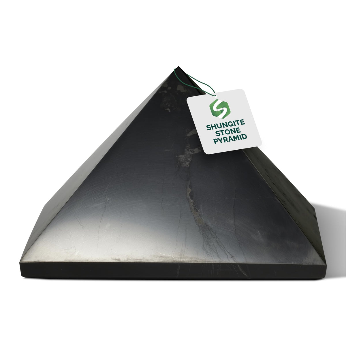 Piramide Shungite World 80 mm, vista frontal, protege dispositivos y equilibra el ambiente.