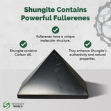 Piramide Shungite World 80 mm, iluminación suave, crea ambiente meditativo.
