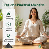 Piramide Shungite World en mesa de trabajo para concentración y calma.