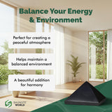 Shungite World pirámide en oficina protege dispositivos y equilibra energías.