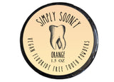 SIMPLY SOONEY polvo dental naranja en envase plástico: remineralizante suave y aroma cítrico.