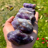 Simurg amatista en altar para ritual y contemplación