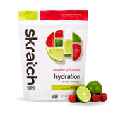 Skratch Labs hidrata rápido al verter polvo frambuesa-lima en agua.