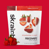 Skratch Labs bebida de recuperación chocolate en vaso, favorece la reposición rápida de energía