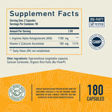 Usuario tomando cápsula SMNutrition AKG para energía diaria