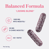 Capsulas-en-mano SMNutrition, soporte del ciclo con balance hormonal.