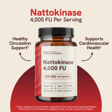 Cápsulas nattokinase 200 mg vertidas en la mesa para ver tamaño.