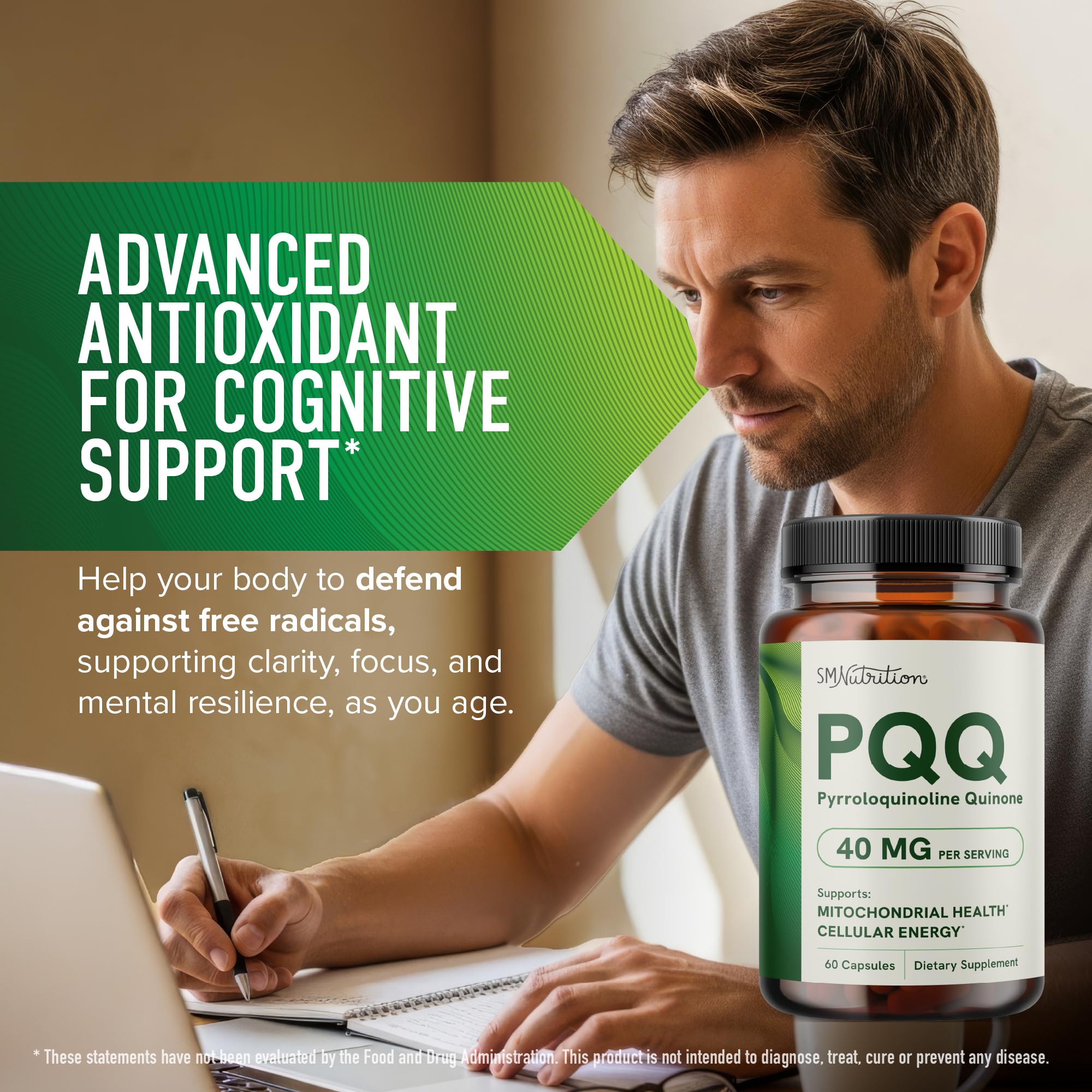 SMNutrition PQQ tomando con agua, uso práctico en la vida cotidiana.
