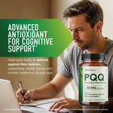 SMNutrition PQQ tomando con agua, uso práctico en la vida cotidiana.