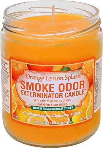 Vela Smoke Odor Exterminator encendida, aroma naranja limón para reducir olores de humo.