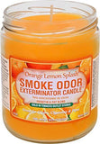 Vela Smoke Odor Exterminator encendida, aroma naranja limón para reducir olores de humo.
