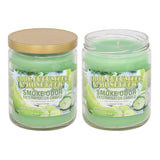Vela Smoke Odor Exterminator en tarro con pepino fresco y melón honeydew para perfumar espacios.