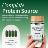 Mezcla verde de spirulina y chlorella en cápsulas para vitalidad.