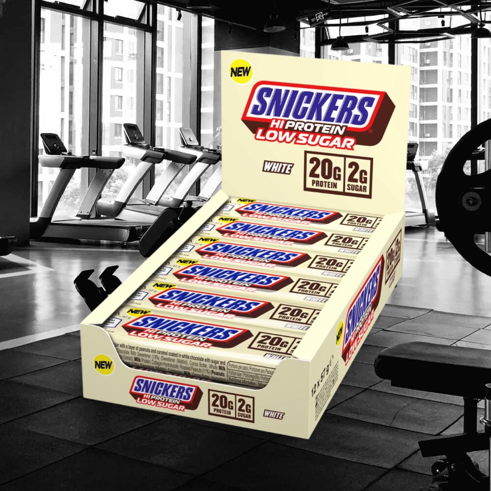 Detalle del recubrimiento blanco de Snickers, sabor cremoso para antojos sin culpa.
