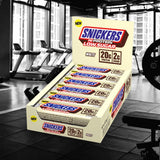 Detalle del recubrimiento blanco de Snickers, sabor cremoso para antojos sin culpa.