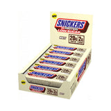 Snickers con chocolate blanco, empaque frontal, snack rápido y alto en proteína.
