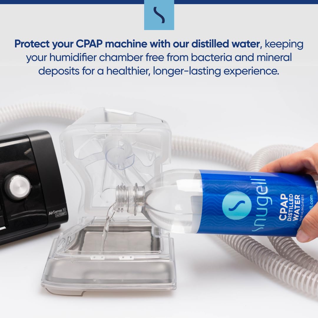 Snugell agua destilada para CPAP, botella de 20 oz junto a maleta, ideal para viaje.