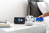 Ritual de higiene diario con Snugell: agua destilada para mantenimiento del CPAP.