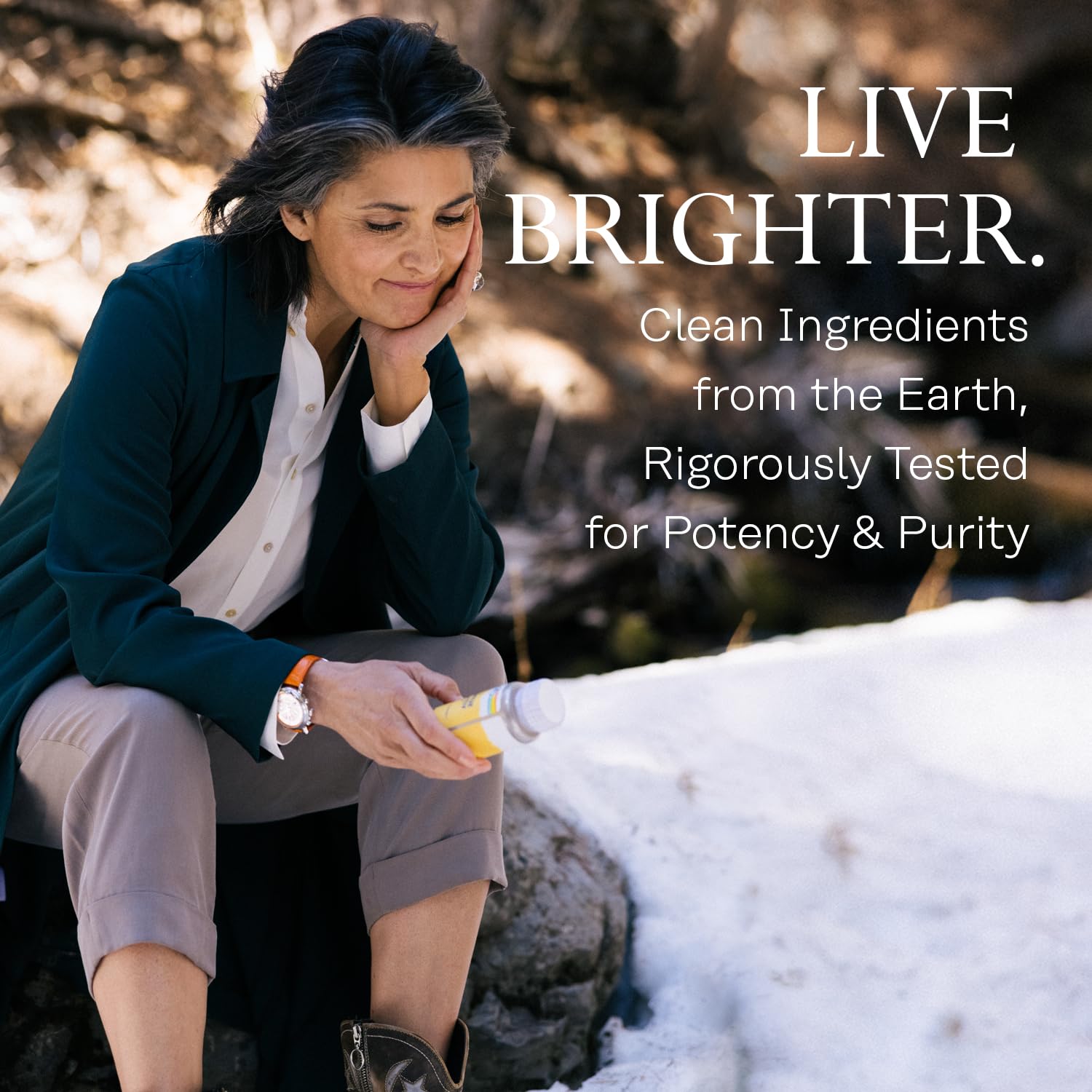 SOLARAY Bio Zinc 15 mg, botella en mano: apto para uso diario, vegano y libre de transgénicos.