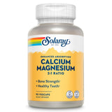 SOLARAY Calcio Magnesio: botella con cápsulas para apoyo diario de la salud ósea.