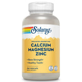 SOLARAY Calcium Magnesium Zinc: botella y cápsulas para apoyar la salud ósea.