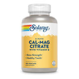 SOLARAY Cápsulas en mano, dosis equilibrada para apoyo diario.