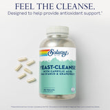 Cápsulas en mano de Solaray Yeast-Cleanse, fácil de integrar en tu día.