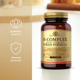Solgar B-Complejo con Vitamina C, tabletas en mano para referencia de tamaño.