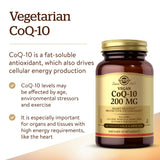 Solgar CoQ-10 200 mg cápsulas vegetales closeup, opción vegana para bienestar sostenido.