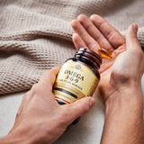 Solgar EFA 1300 Omega 3-6-9, bote abierto, listo para tu rutina diaria.