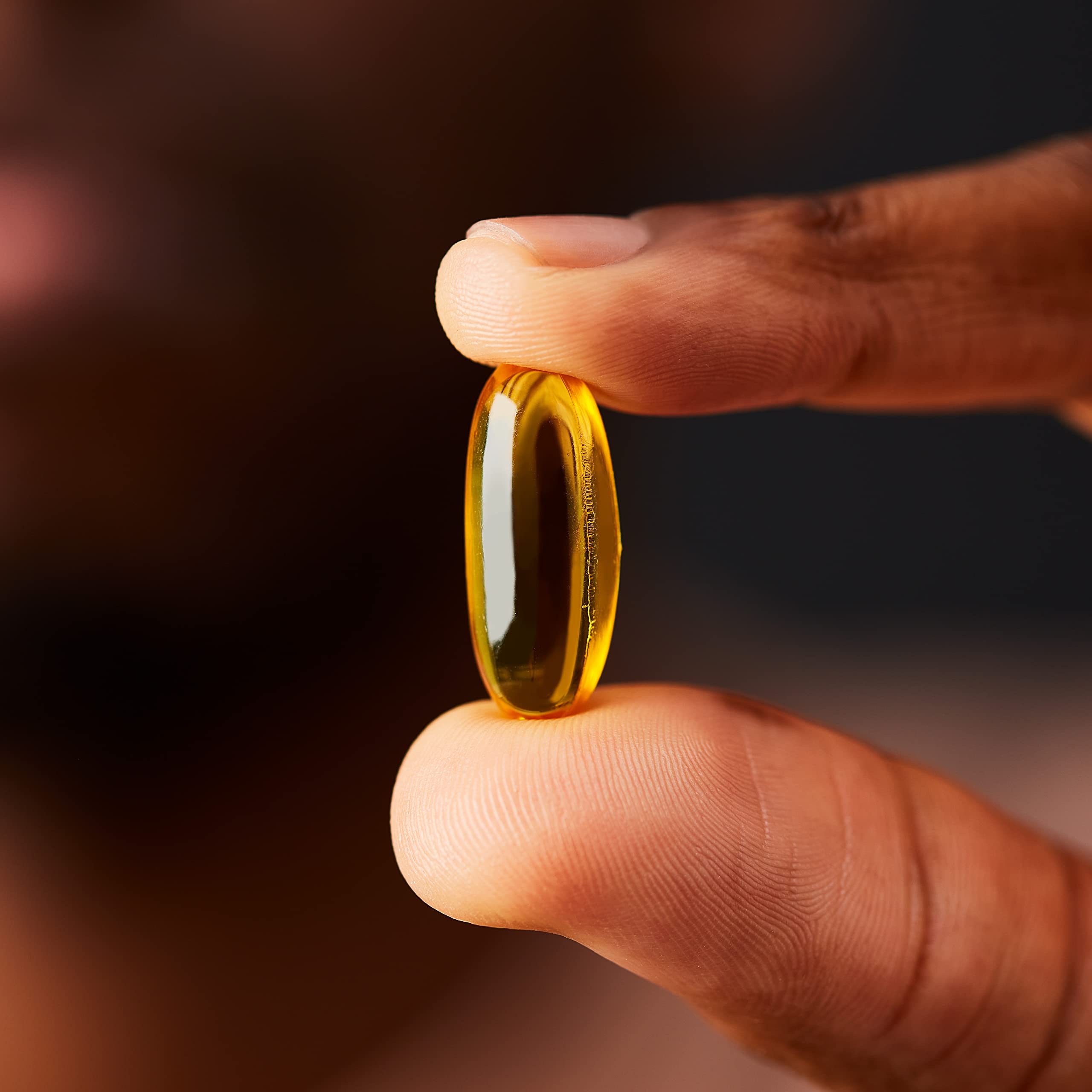 Solgar EFA 1300 Omega 3-6-9, etiqueta cercana, cápsula suave para uso diario.