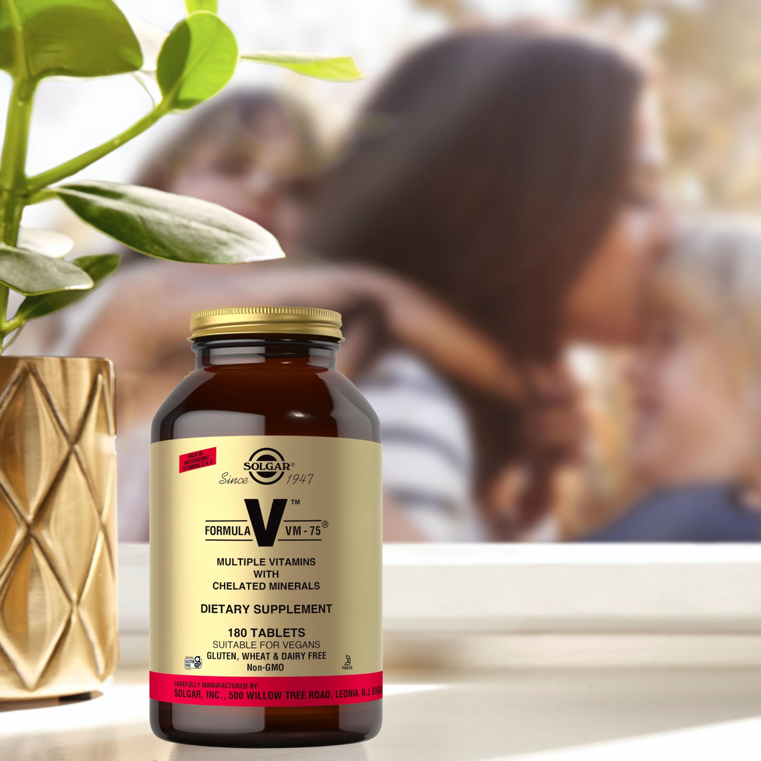 Solgar Formula VM-75 toma con agua para rutina diaria.