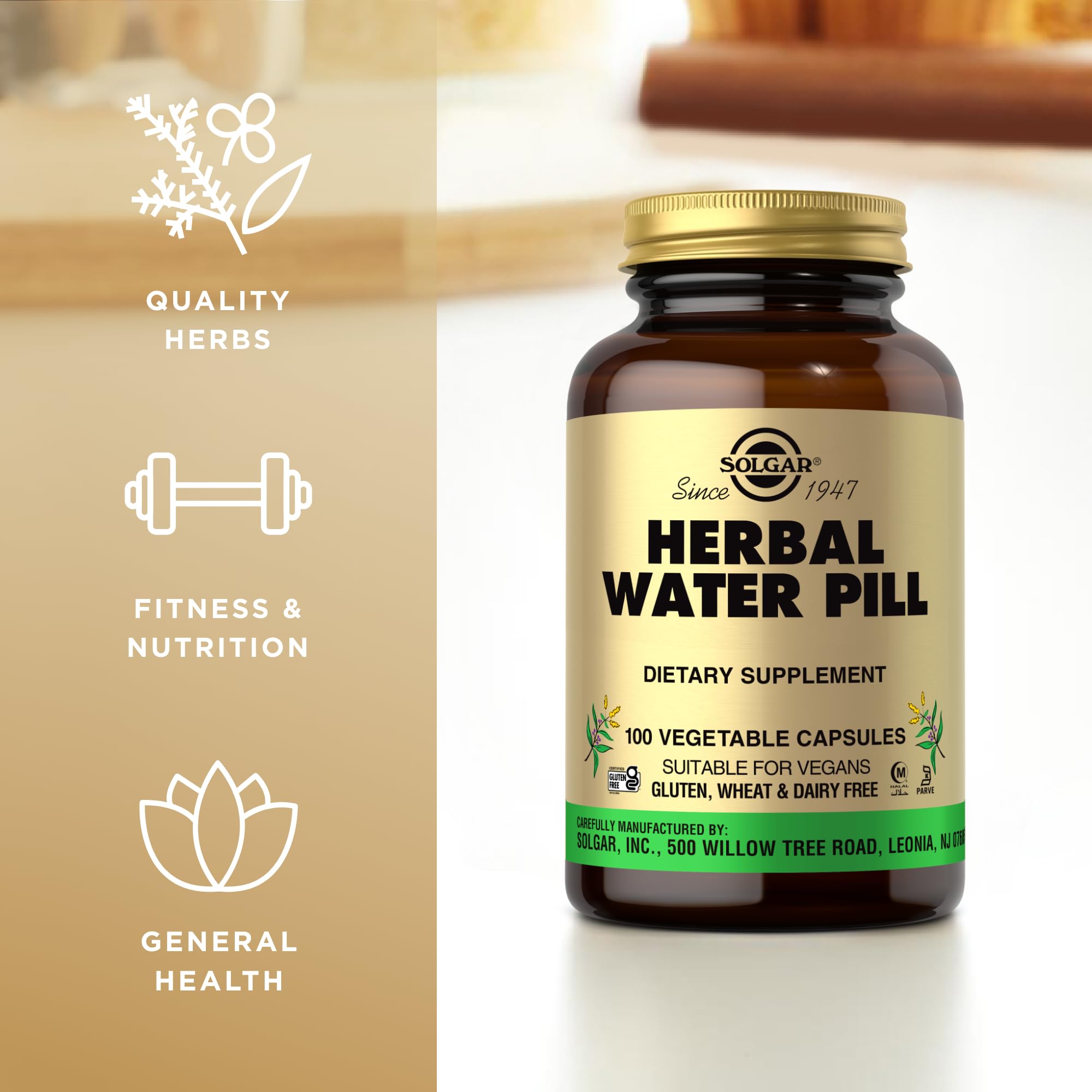 Solgar Herbal Water Pill: cápsulas visibles sobre cucharita para dosis precisa.