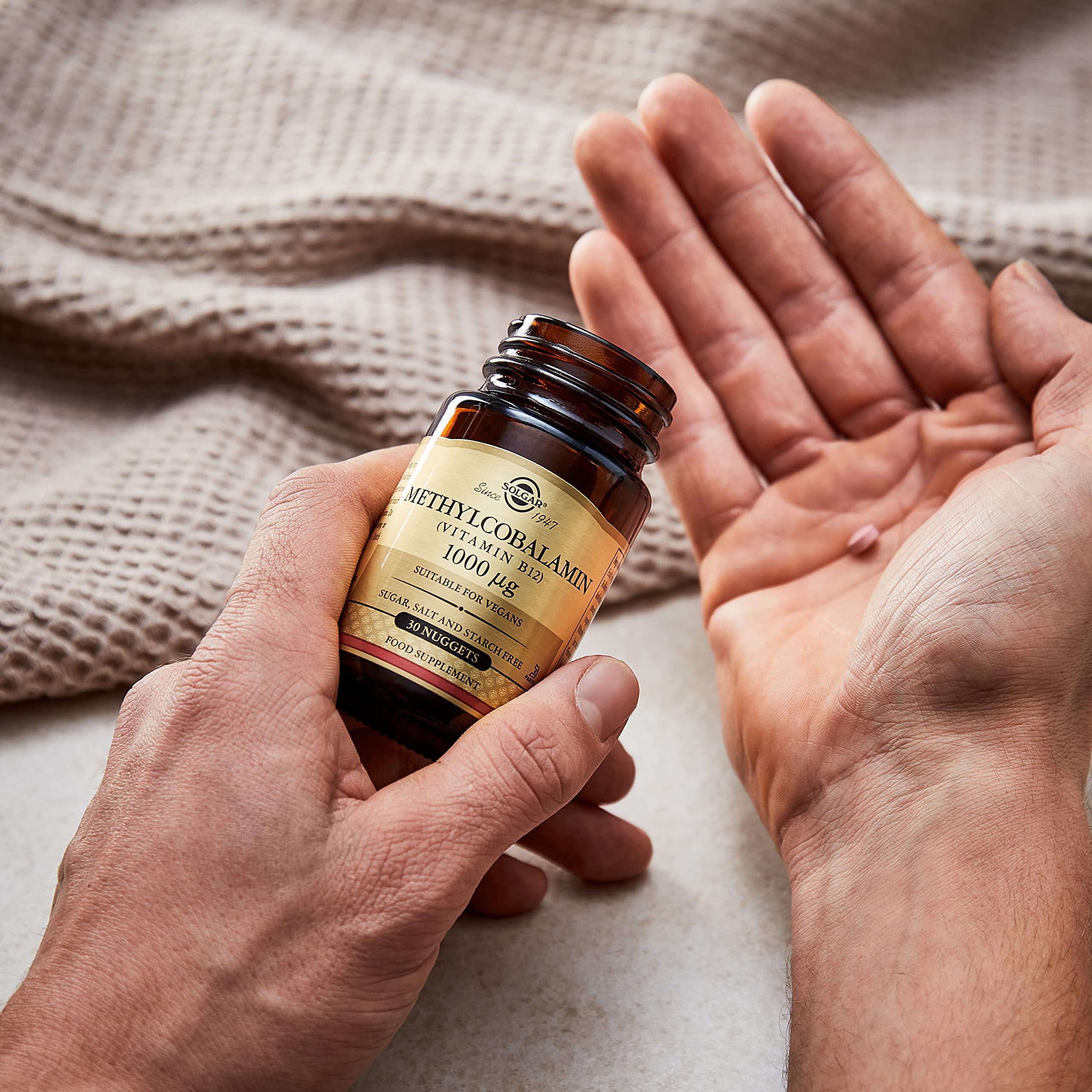 Solgar Methylcobalamina 1000 mcg, tableta en mano, toma rápida y sencilla.