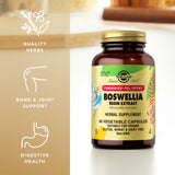 Capsulas de Solgar Boswellia en mano para demostrar tamaño