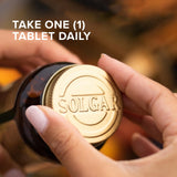 Solgar Vitamina C 1000 mg cápsula en primer plano.