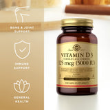 Botella de Solgar Vitamina D3 sobre mesa lista para consumo diario.