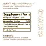 Solgar Vitamina D3 cápsula en palma para uso diario y calcio.