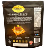 Sonoma Creamery Quesos crujientes cheddar sobre tabla para snack.