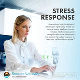 Source Naturals Wellness Formula, manos sosteniendo la caja, recordatorio diario del cuidado.