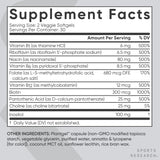 Sports Research Complejo de Vitaminas B, cápsulas en mano, dosis diaria conveniente.