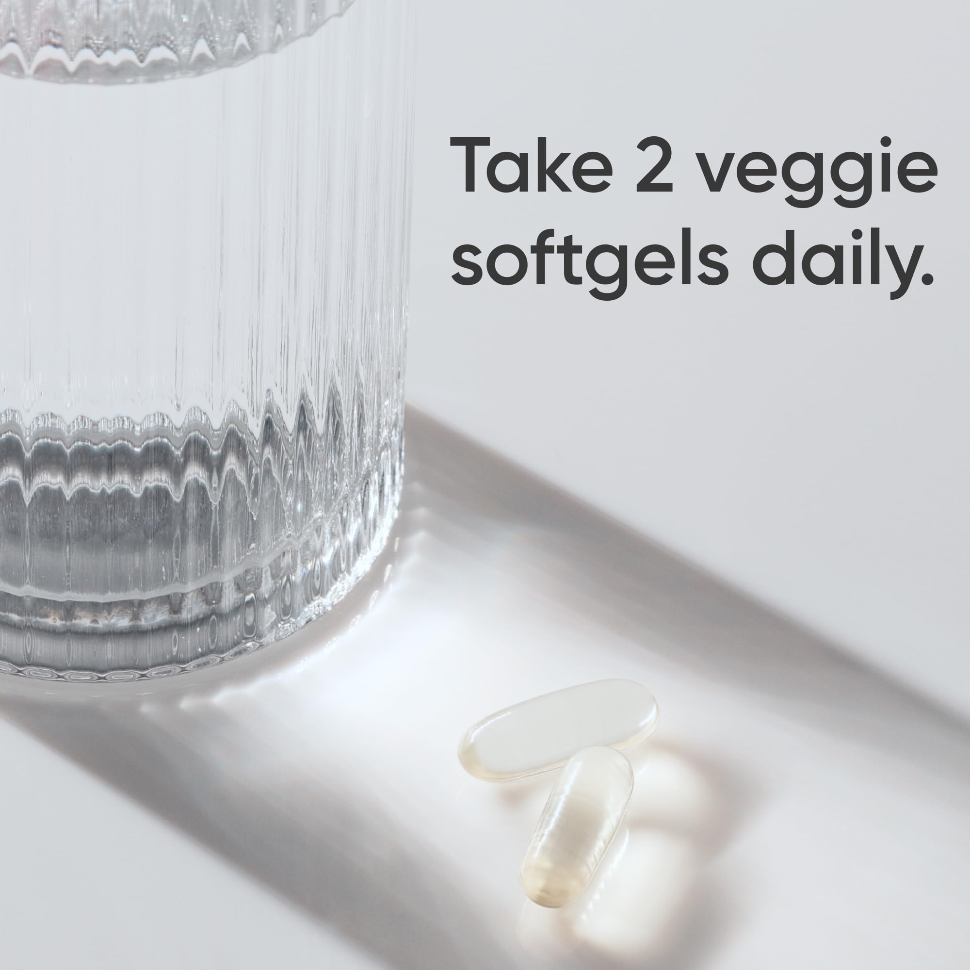 La etiqueta frontal de Sports Research Vegan Omega-3 D3 ilustra una fuente no animal.