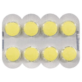 Strepsils mano sosteniendo una pastilla, ideal para alivio ocasional durante el día.