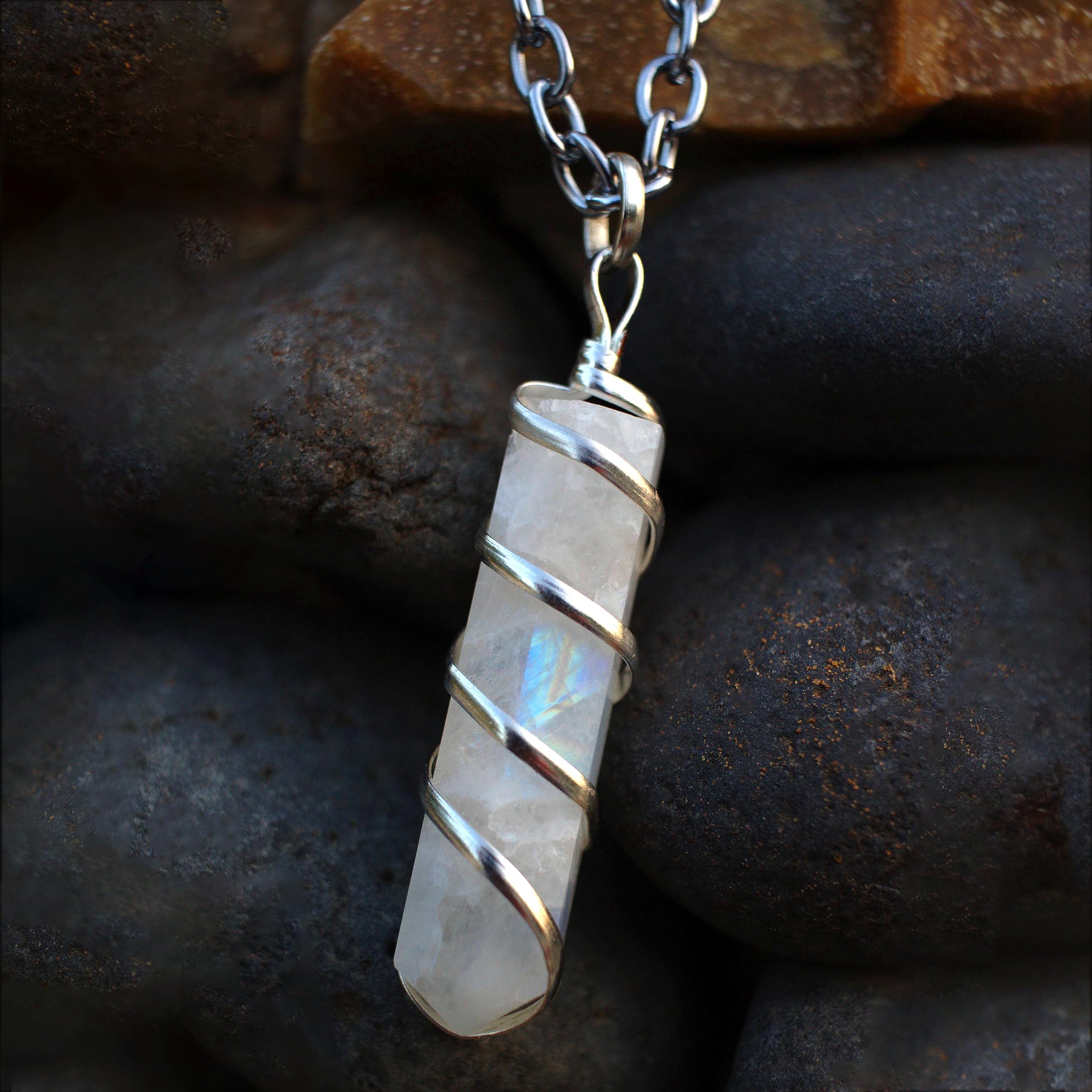 Collar de piedra luna arcoiris de Sugandha Wellness ideal para meditación.
