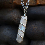 Collar de piedra luna arcoiris de Sugandha Wellness ideal para meditación.