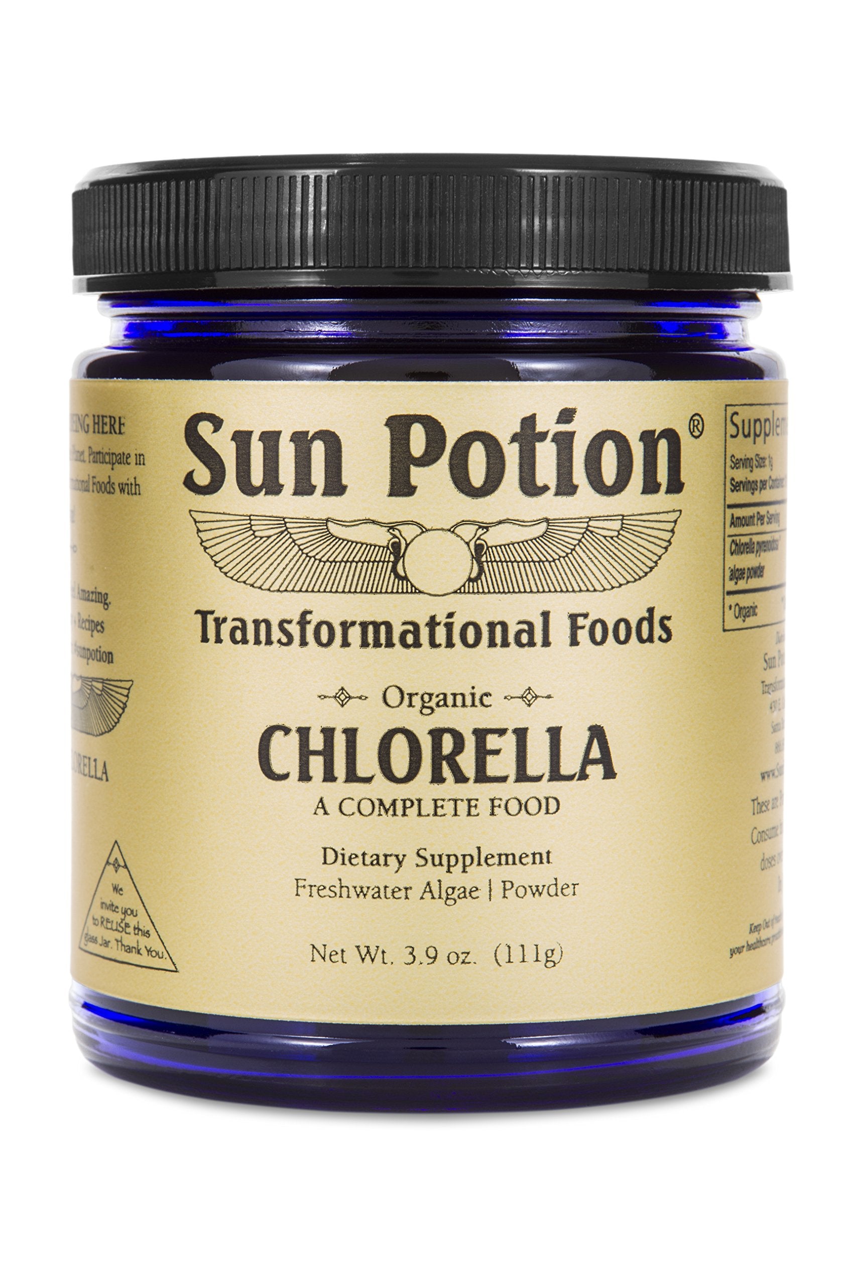 Sun Potion Chlorella Powder en envase de vidrio listo para batidos matutinos.