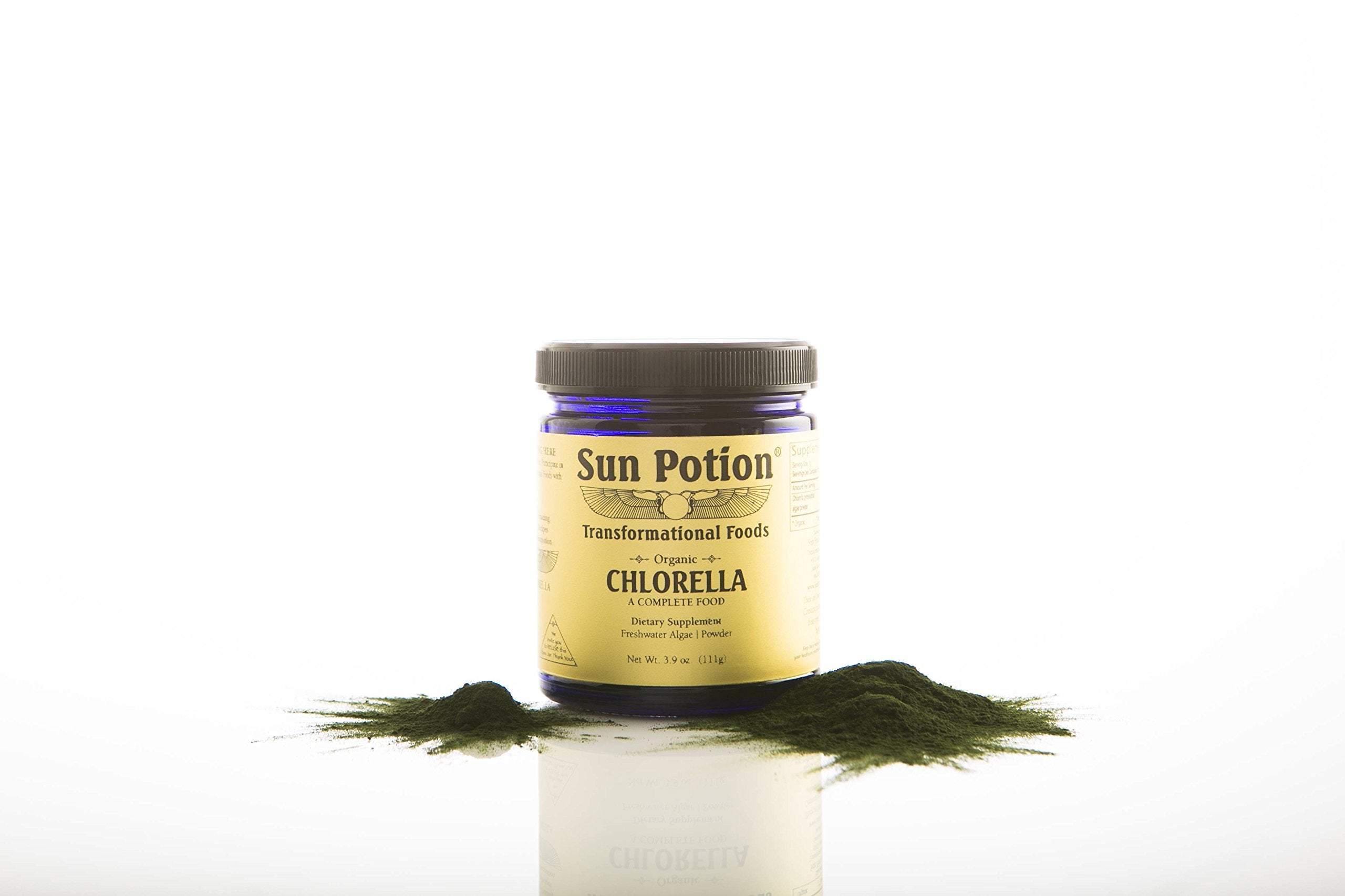 Sun Potion Chlorella Powder espolvoreada sobre granos y ensaladas nutritivas.