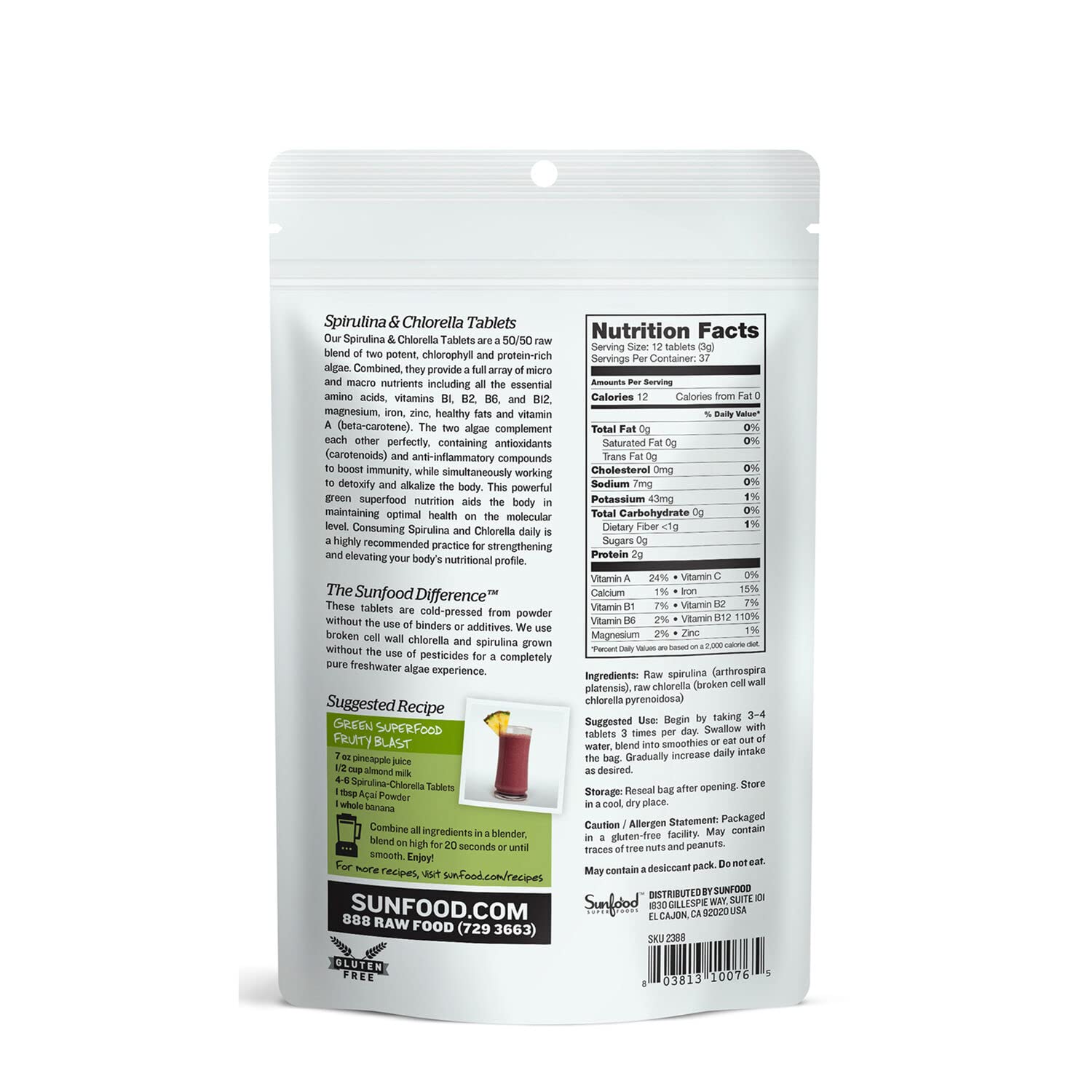 Sunfood tabletas espirulina chlorella en manos, consumo rápido y práctico.